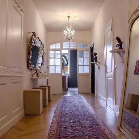 La Maison Du Theatre Bed & Breakfast 4*