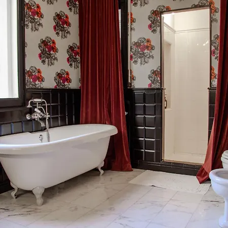 La Maison Du Theatre Bed & Breakfast