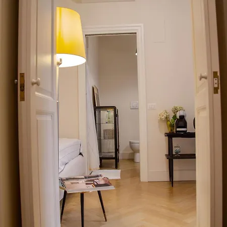 La Maison Du Theatre Bed & Breakfast 4*